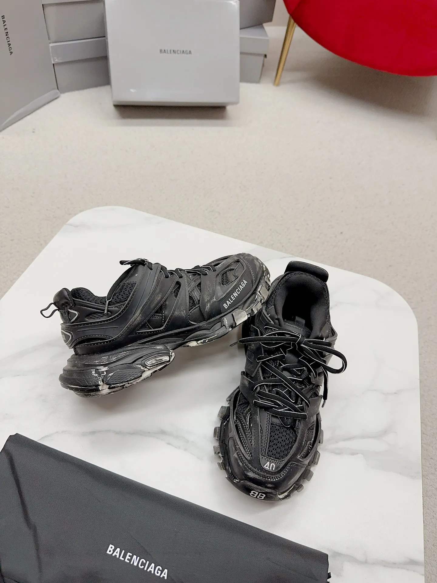 👟👟Ex-factory price 980👟👟 Men's size +10 𝐁𝐚𝐥𝐞𝐧𝐜𝐢𝐚𝐠𝐚|||𝐭𝐫𝐚𝗰𝐤 series 𝟑.𝟎Three generations of sports dad shoes‼ ️ [Top high-end quality from Dongguan Factory] Balenciaga dad shoes ~ super fashionable ~ full and three-dimensional shoes ~ amazing lines ~ very soft and light on the feet ~ super comfortable ~ versatile for commuting ~ can be paired with mid-calf socks, bell bottoms, wide-leg pants, overalls, very high-end ~ very manly and handsome ~ suitable for spring, summer, autumn and winter all year round... ⇢✈ Upper: Exclusive 1:1 original molded custom imported technical fabric mesh + imported cloth + 3M reflective strips [composed of 108 sub-pieces] ⇢✈Inner lining: Breathable mesh ⇢✈Outsole: Exclusive 1:1 original molded PU+TPU+EVA+rubber, a total of 13 sets of grinding tool combinations ⚠️Difference in market currency ~ high-end quality is definitely different ⇢✈𝐒𝐈𝐙𝐄Females: 35, 36, 37, 38, 39, 40 ⇢✈𝐒𝐈𝐙𝐄Men: 39, 40, 41, 42, 43, 44, 45